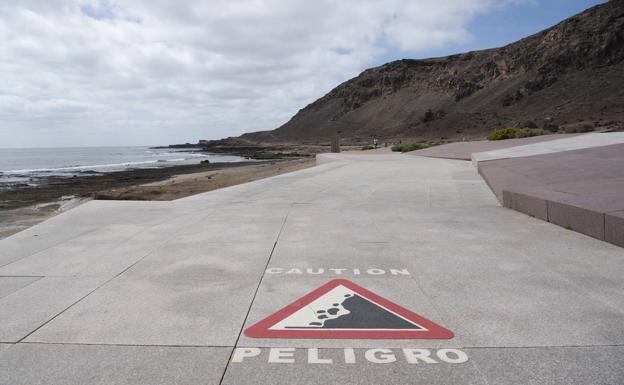 Alerta de riesgo de desprendimiento en El Confital.