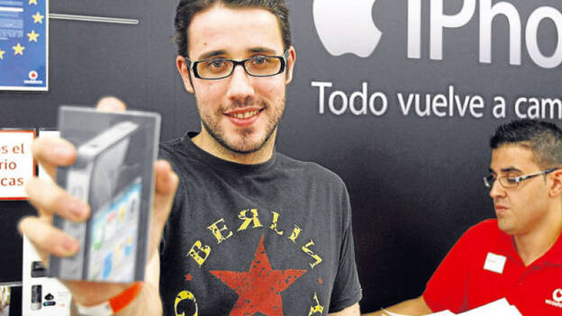 Colas en las tiendas y avisos en Twitter: el iPhone4 llega a España