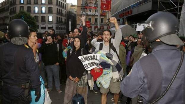 La Policía desaloja a unas 150 personas acampadas en la Puerta del Sol