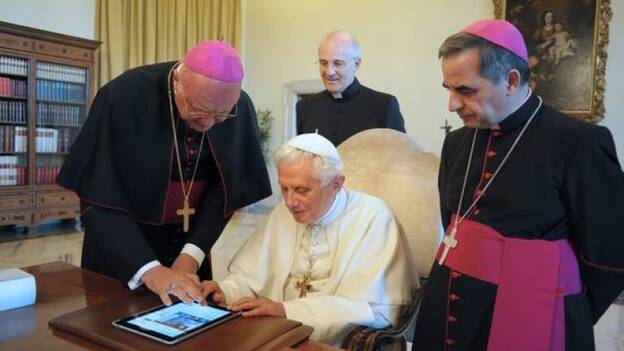 El Papa "tuitea" por primera vez al inaugurar nueva página web del Vaticano