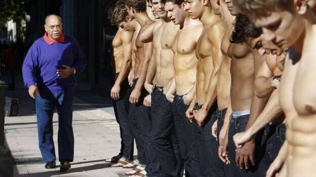 101 Modelos a torso desnudo, ante un palacete del S.XIX en Madrid