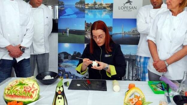 La campeona del mundo en tallado de fruta y verduras imparte un curso a los profesionales gastronómicos de Lopesan