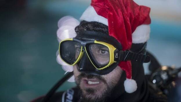 Antonio Orozco se baña con tiburones para apoyar a un hospital de Barcelona
