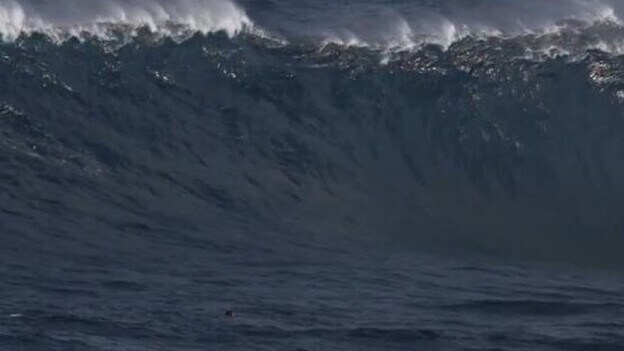 Rescatan a un surfista en apuros en la costa de Guía