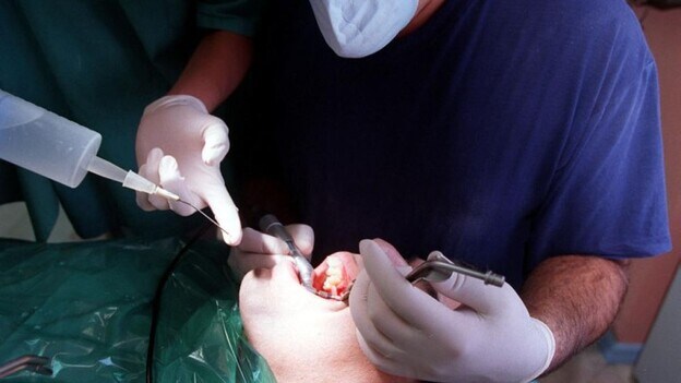 Disparidad entre peritos en el juicio contra un dentista