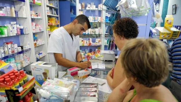 Los pacientes canarios pueden retirar fármacos en cualquier farmacia del país