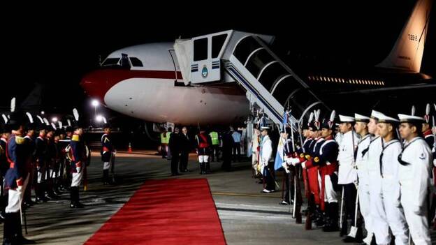 El avión de los reyes rozó al de Macri cuando maniobraba en Buenos Aires