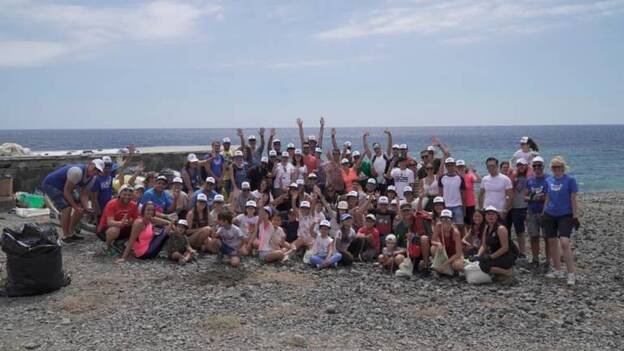 La Fundación Satocan Júnguel Sanjuán limpia la playa de Pozo Izquierdo de la mano de Oceans4Life y Buendía Corralejo nohotel