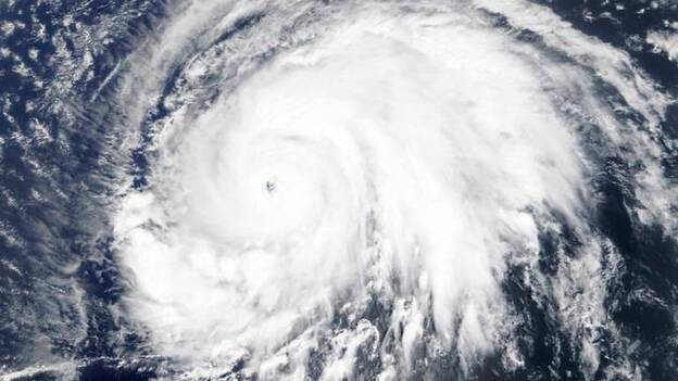 El huracán ‘Lorenzo’ gana fuerza y se desplaza hacia Azores
