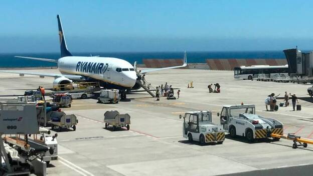 Ryanair prevé quitar la ruta a Santiago y reducir la de Sevilla