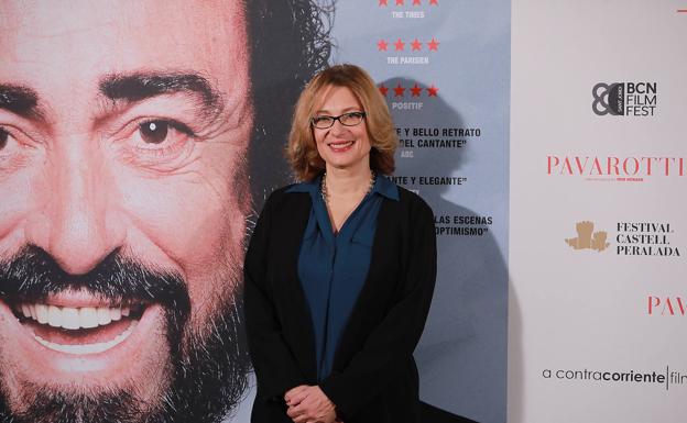 Nicoletta Mantovani, junto a la imagen de Luciano Pavarotti./Europa Press