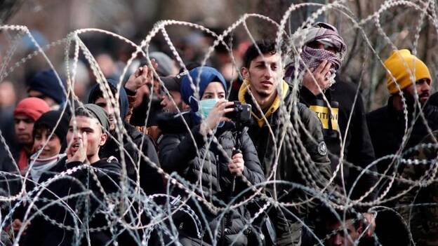 Miles de refugiados deambulan por la frontera griegoturca