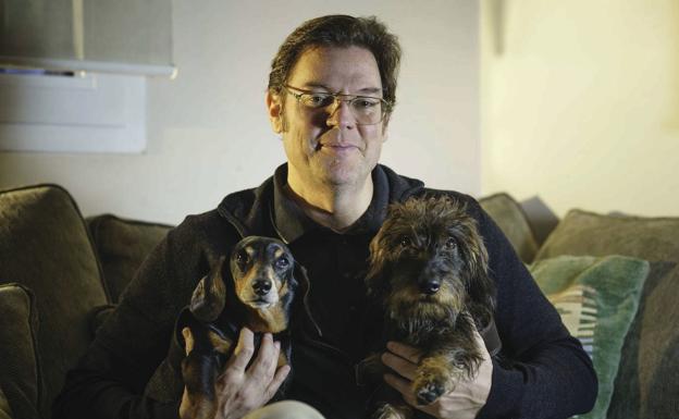 El productor Álvaro Longoria con sus dos mascotas en su casa de Madrid./José Ramón Ladra