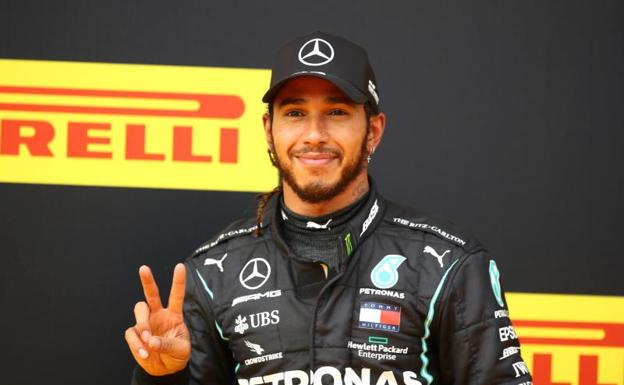 Lewis Hamilton celebra su victoria en el GP de Estiria. 