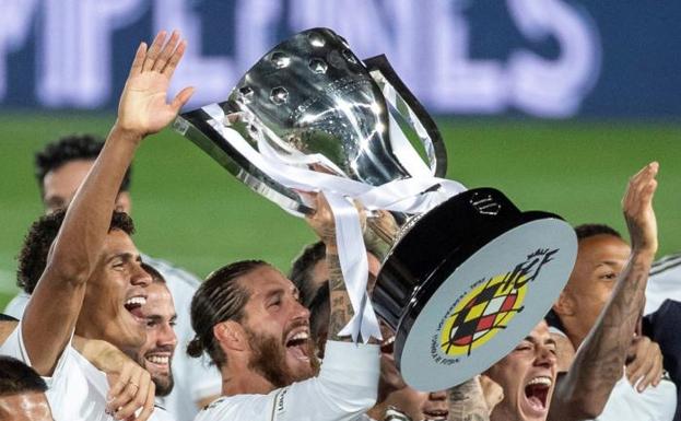 Sergio Ramos levanta el trofeo al campeón de Liga.
