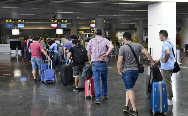Los empresarios temen que las restricciones impuestas a España por Reino Unido echen por tierra la recuperación turística. En la imagen, el aeropuerto de Gran Canaria. 