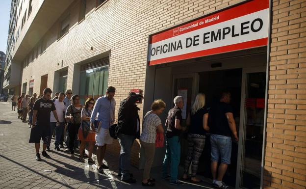 Desempleados en la cola de una oficina de empleo en Madrid./Reuters