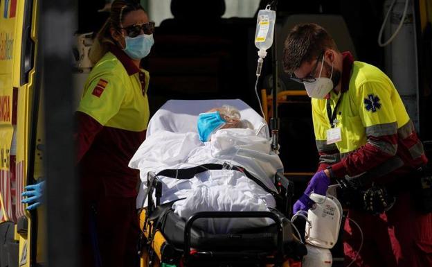 Sanitarios madrileños trasladan a un paciente al Hospital 12 de Octubre./REUTERS
