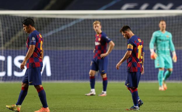 Los futbolistas del Barça, hundidos tras la debacle ante el Bayern. /Rafael Marchante (Reuters)