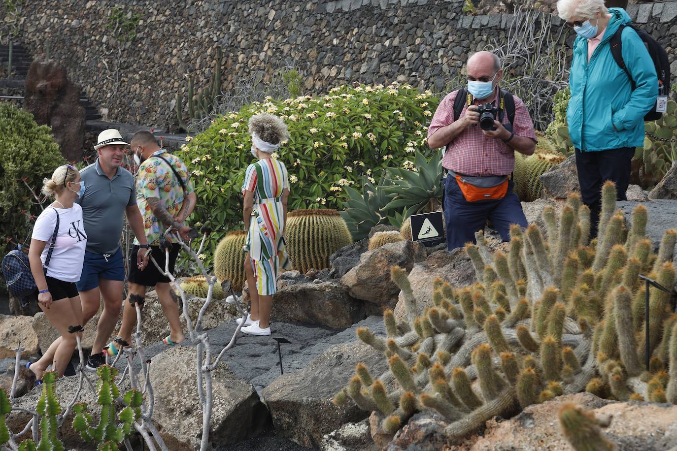 Turistas extranjeros el mes pasado en el Jardín de Cactus de Tahíche, en Lanzarote./Carrasco