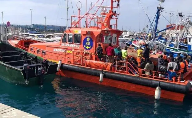 Imagen de archivo de una embarcación de Salvamento Marítimo llegando a puerto con inmigrantes rescatados de una patera en alta mar. / C7