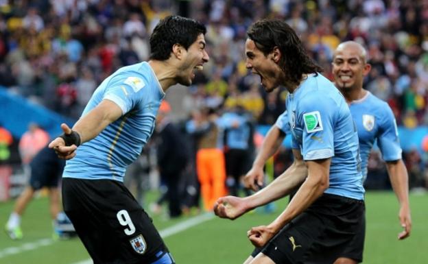 Luis Suárez y Edinson Cavani celebran un gol con Uruguay. /Efe
