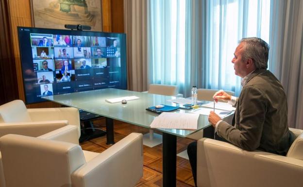 Jorge Azcón, alcalde de Zaragoza, en la videoconferencia de los 31 regidores celebrada esta semana /EFE