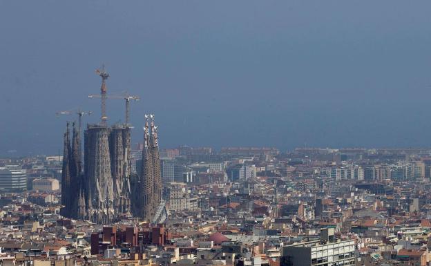Vista de la ciudad de Barcelona en un día de alta contaminación.