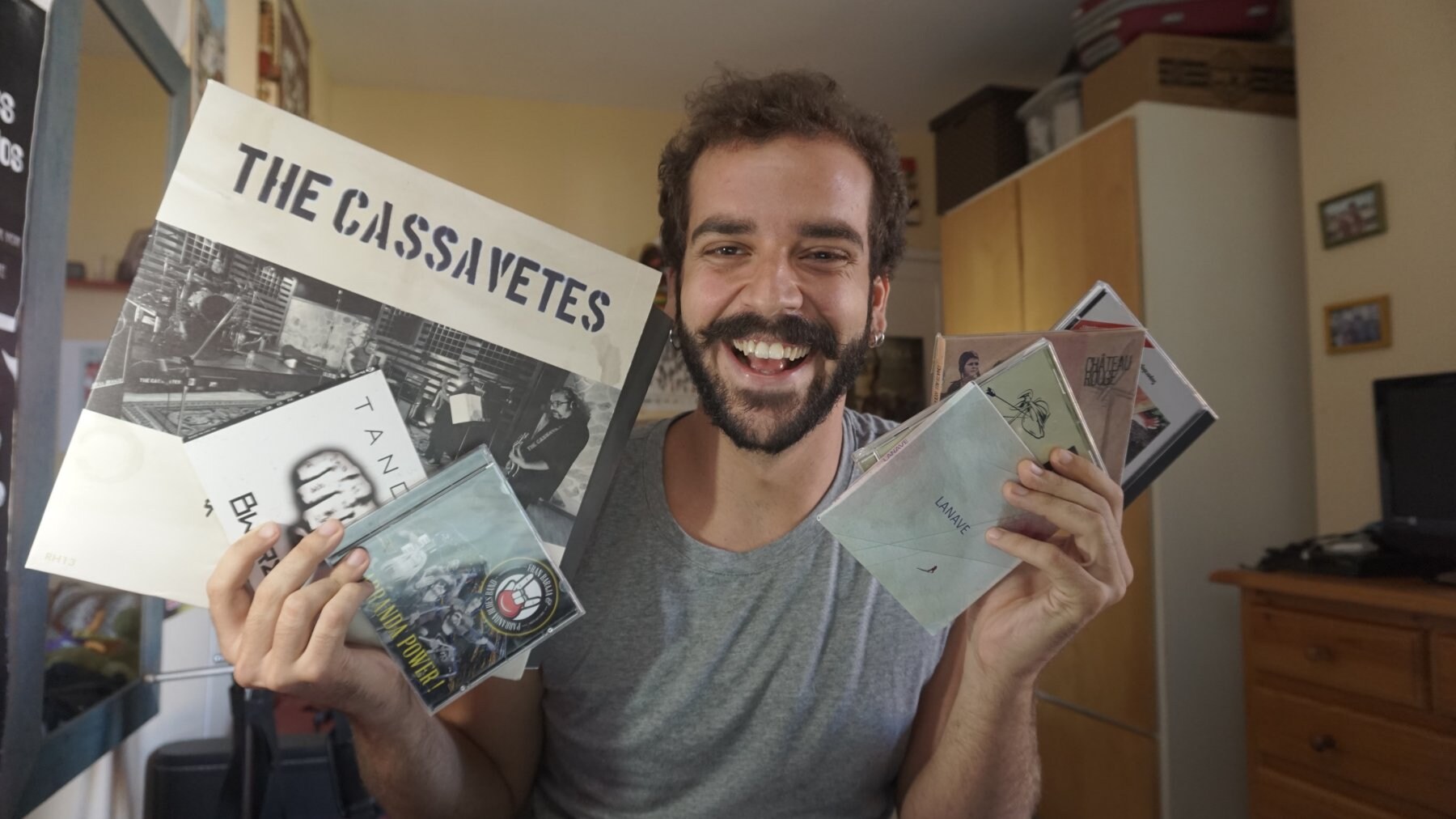 Daniel Medina posa con algunos discos editados en Canarias en los últimos años. 