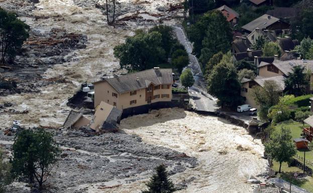 Cruda imagen de los destrozos causados por la tormenta, con villas caídas y aisladas a cuenta de la riada en el sureste de Francia.