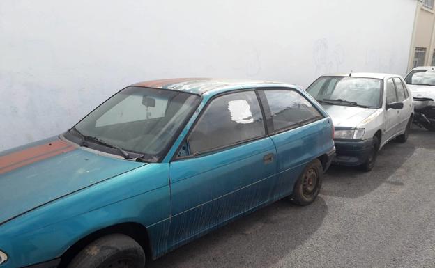 En La Porra y Carlos Sáenz Infante hay vehículos que llevan meses abandonados. En algunos duerme gente. 
