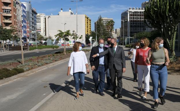El alcalde señala el carril que quedará para los coches en Venegas. Junto a él, la subdelegada de Gobierno y los ediles de Movilidad y Centro. / COBER