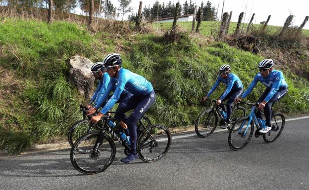Ciclistas del Movistar, preparando su participación en la Vuelta. /Kiko Huesca (Efe)