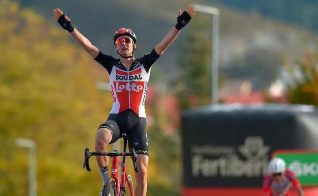 Tim Wellens celebra su victoria en la etapa que terminó en Sabiñánigo. /AFP