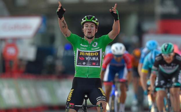 Primoz Roglic celebra su victoria en la décima etapa de la Vuelta que acabó en Suances. 