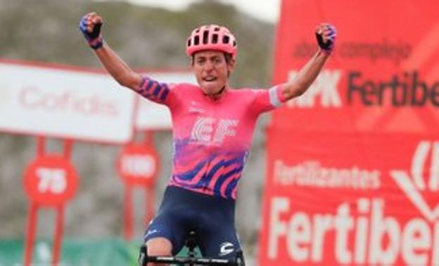 El británico Hugh Carthy celebra su victoria en la duodécima etapa de la Vuelta a España. 