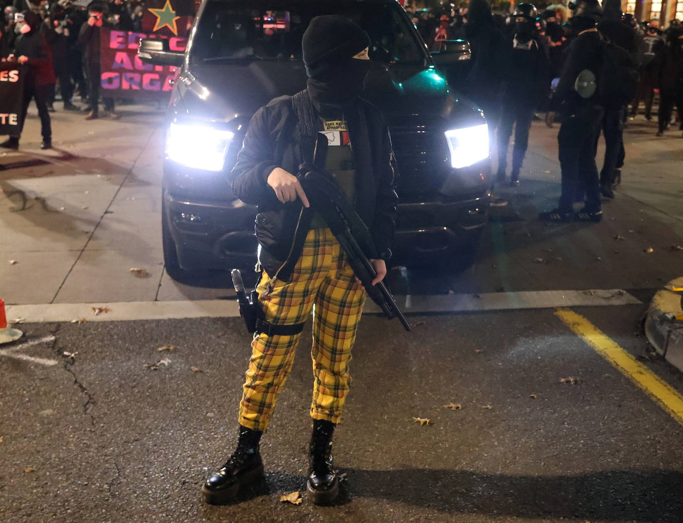 Una manifestante lleva armas durante una protesta, el día después del día de las elecciones, en Portland, Oregon, EE. UU.