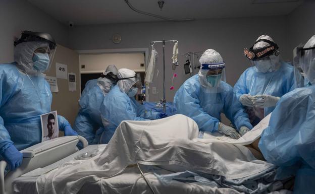 Profesionales sanitarios atienden a un paciente de covid en Houston (Texas).