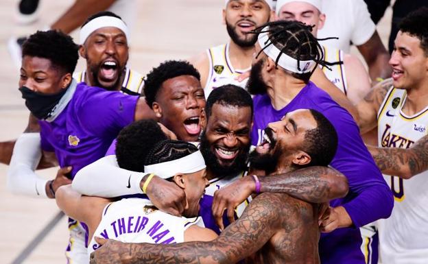 Los jugadores de los Lakers celebran el título de la última campaña de la NBA. 