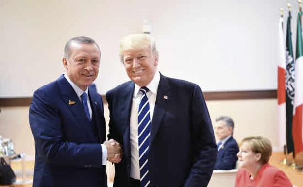 El presidente estadounidense, Donald J. Trump (i), y el presidente turco, Recep Tayyip Erdogan (i) 
