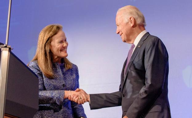 Biden saluda a Michele Flournoy en un acto celebrado en junio de 2016./Erin Scott/Center for a New American Security