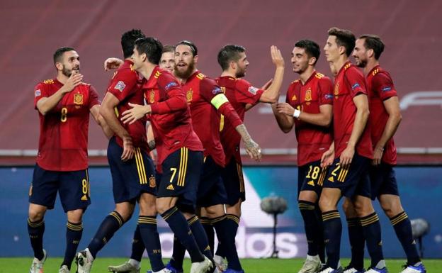Los jugadores españoles celebran la goleada ante la 'Mannschaft'. /eFE