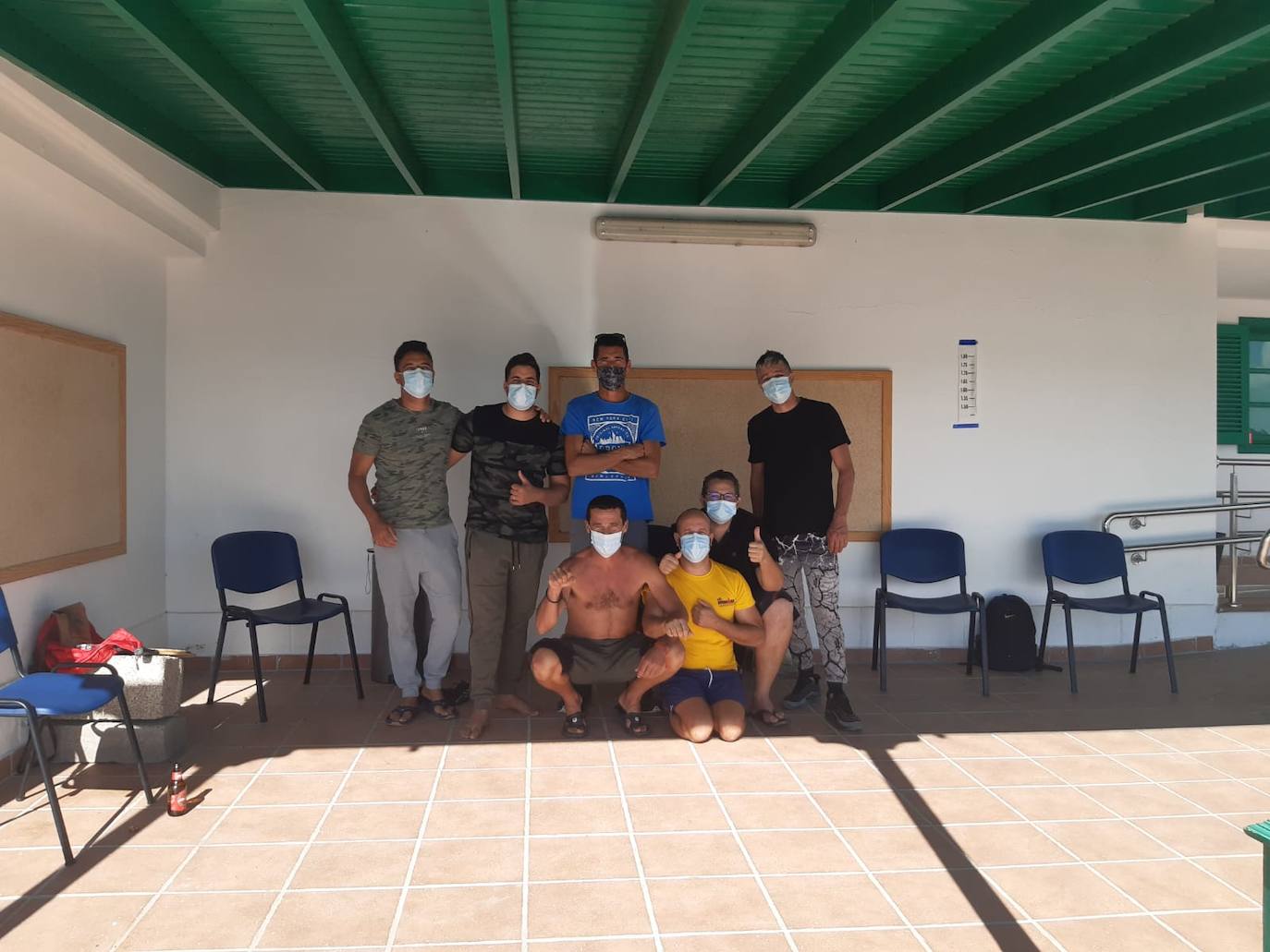 Los siete vecinos de Órzola que participaron en el rescate de la patera que naufragó a los que se unieron dos guardias civiles. /c7