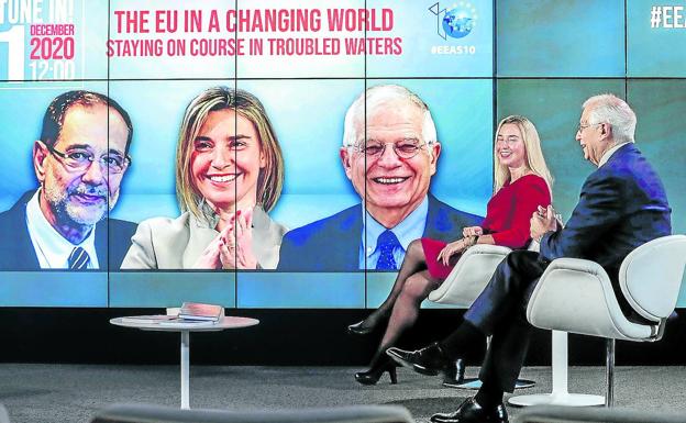 El alto representante de la UE para Asuntos Exteriores, Josep Borrell (dcha.) y sus predecesores Federica Mogherini, sentada junto a él, y Javier Solana (en pantalla) asisten a un evento por los diez años delServicio Europeo de Acción Exterior (SEAE) )/AFP