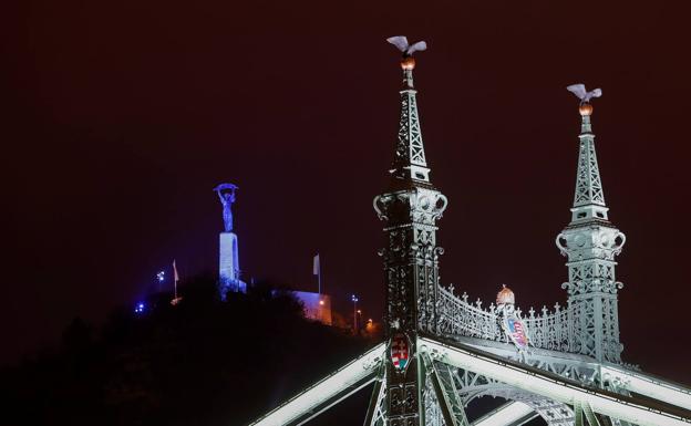 El color de la bandera de la Unión Europea ilumina los monumentos en Budapest./EFE