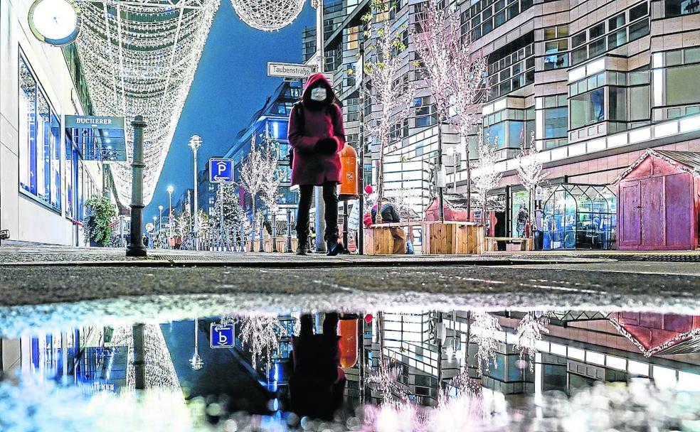 La arteria comercial más importante de Berlín, sin apenas personas en plena campaña de compras navideñas a causa de la pandemia.