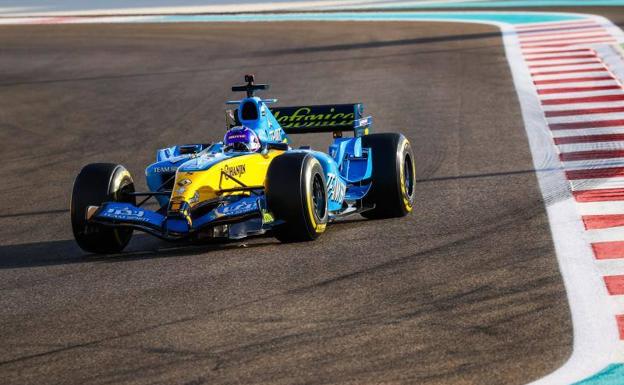 Alonso, sobre su R25 en el circuito Yas Marina/ep