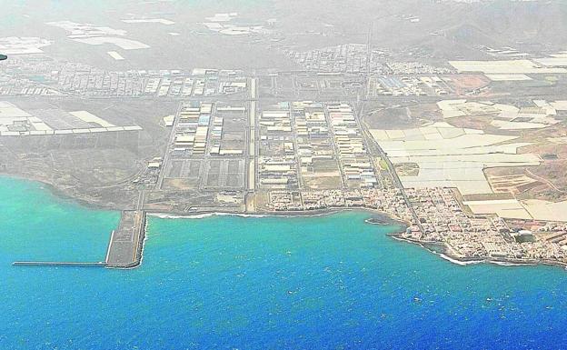 Vista de puerto de Arinaga. 