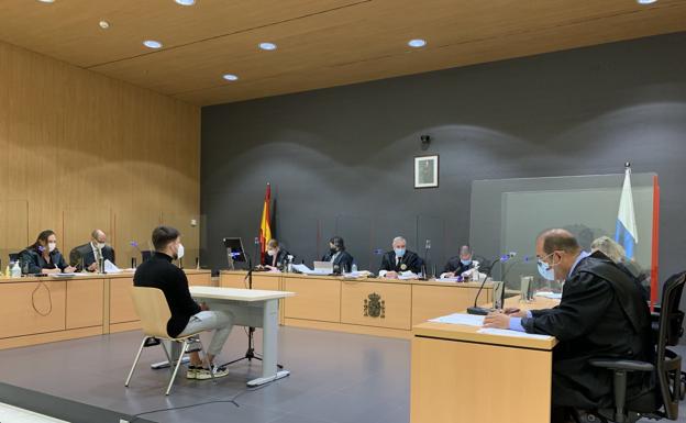 El acusado, en primer término, ante la Sala de la Sección Segunda de la Audiencia Provincial de Las Palmas. 