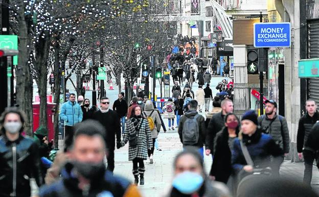 Oxford Street, una de las principales arterias de Londres donde algunos ciudadanos iban este domingo sin mascarilla.